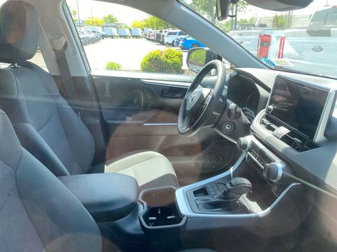 Used 2024 Toyota RAV4 LE AWD/4WD image 4