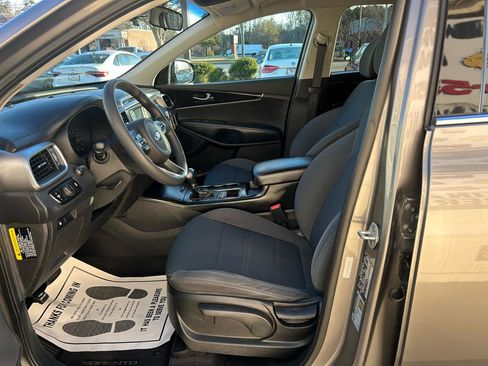 Used 2017 Kia Sorento LX image 9