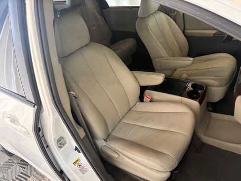 Used 2011 Toyota Sienna XLE image 31