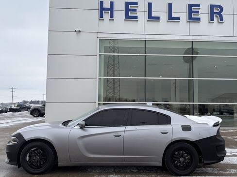 Used 2016 Dodge Charger SXT image 3
