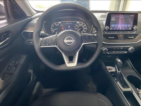 Used 2025 Nissan Altima 2.5 SV FWD image 5