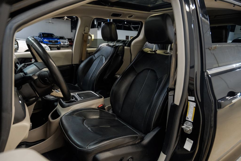 Used 2020 Chrysler Pacifica Limited FWD image 48
