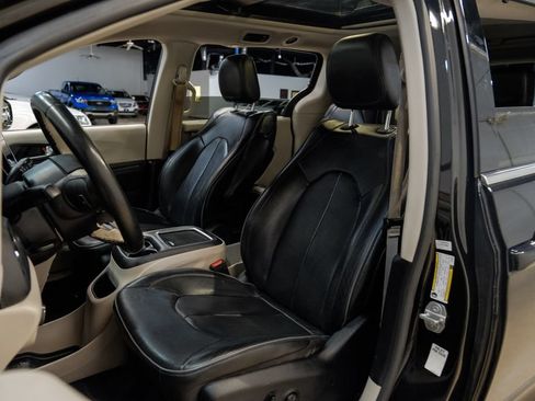 Used 2020 Chrysler Pacifica Limited FWD image 48