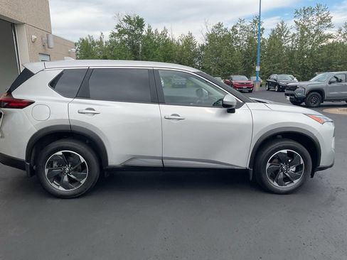 Used 2025 Nissan Rogue SV AWD/4WD image 4