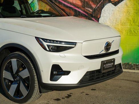 Used 2023 Volvo XC40 Recharge Ultimate image 4