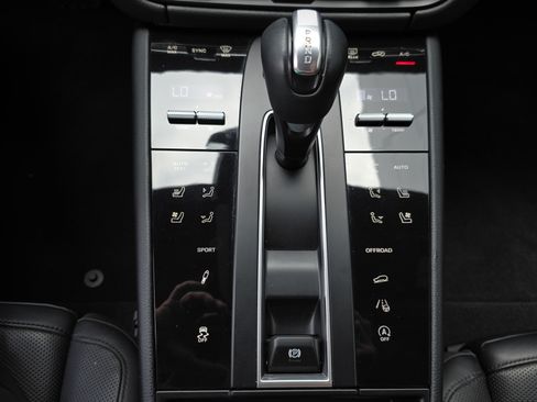 Certified 2023 Porsche Macan AWD/4WD image 22