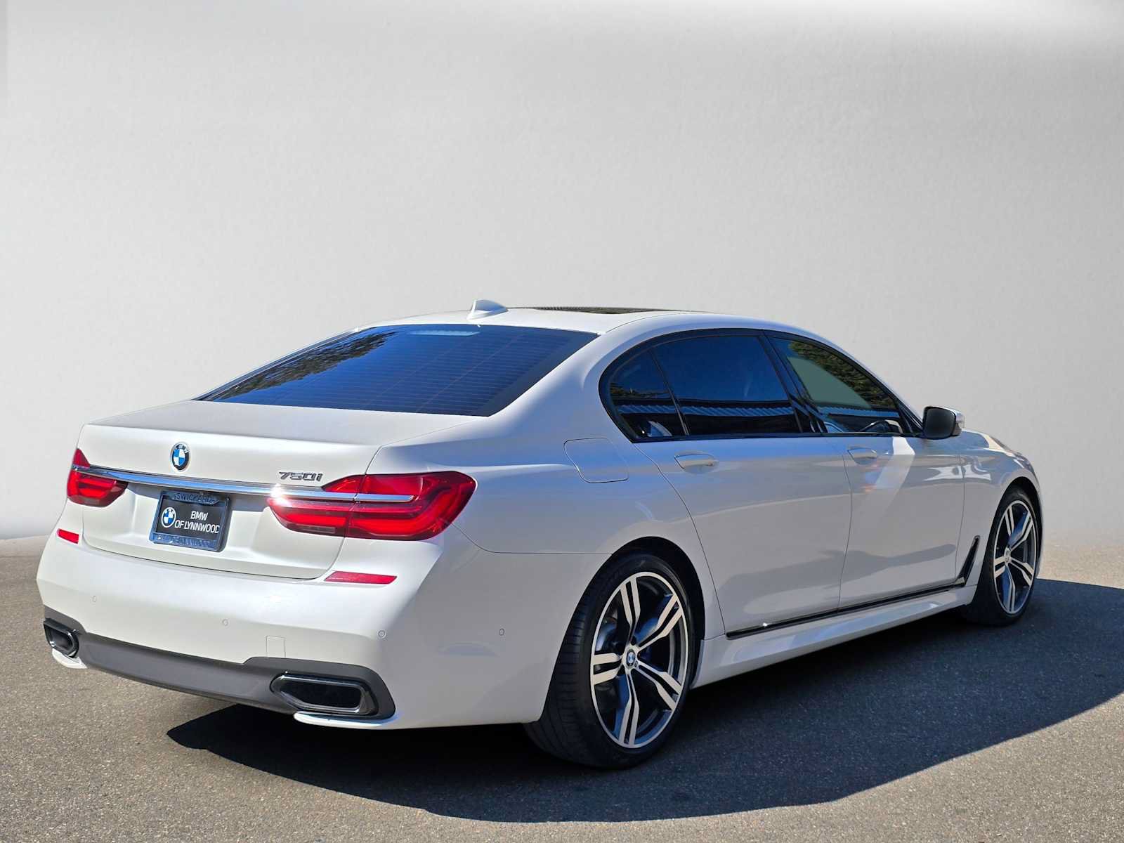 Used 2018 BMW 750i RWD image 3