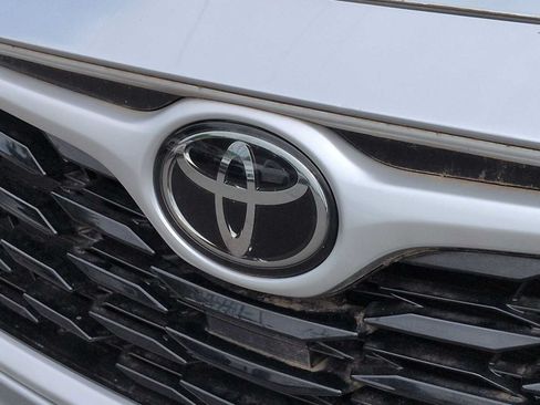 Used 2021 Toyota Highlander XLE FWD image 12