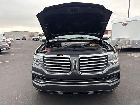 Used 2017 Lincoln Navigator Select image 24