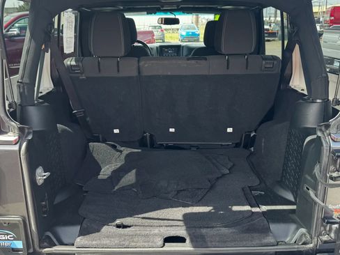 Used 2018 Jeep Wrangler Unlimited Sahara w/ Connectivity Group AWD/4WD image 9