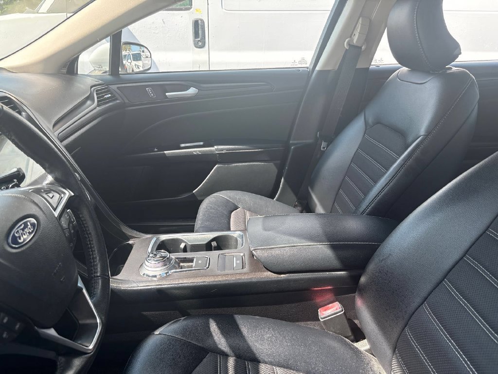 Used 2018 Ford Fusion SE w/ Equipment Group 201A FWD image 2