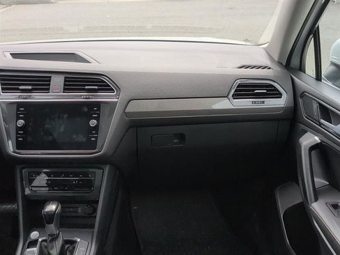 Used 2023 Volkswagen Tiguan SE w/ Panoramic Sunroof Package image 10