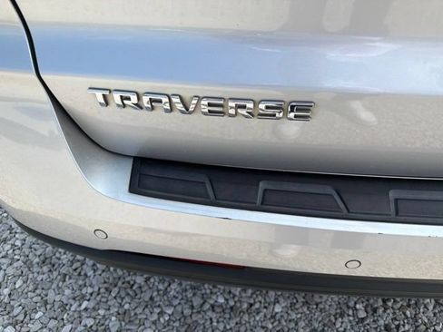 Used 2017 Chevrolet Traverse LT w/ Style and Technology Package FWD image 5