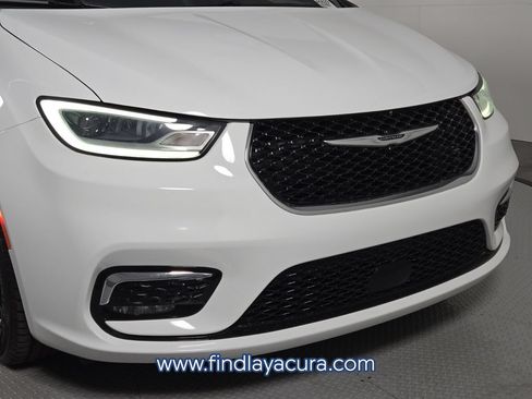 Used 2024 Chrysler Pacifica Touring-L FWD image 11