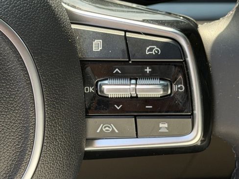 Used 2025 Kia Carnival FWD image 28