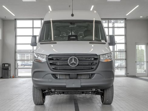 Used 2025 Mercedes-Benz Sprinter 2500 image 10