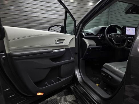 Used 2023 Toyota Sienna XLE FWD image 35
