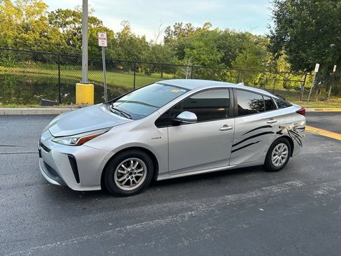 Used 2019 Toyota Prius LE FWD image 2