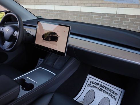 Used 2023 Tesla Model Y Long Range AWD/4WD image 29