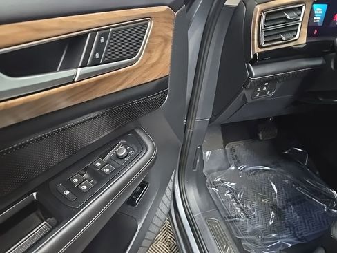 Used 2024 Volkswagen Atlas SE image 27