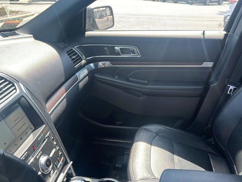 Used 2017 Ford Explorer Limited image 19