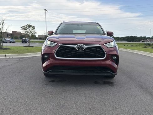 Used 2022 Toyota Highlander XLE FWD image 8