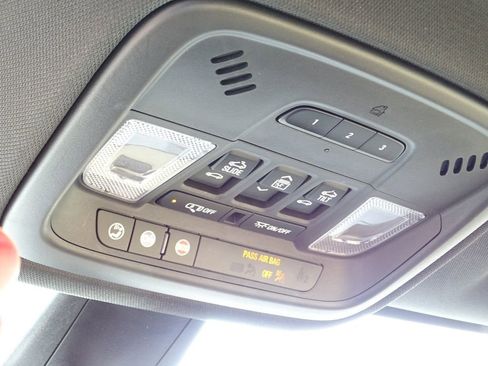 Used 2023 Chevrolet Traverse Premier image 41