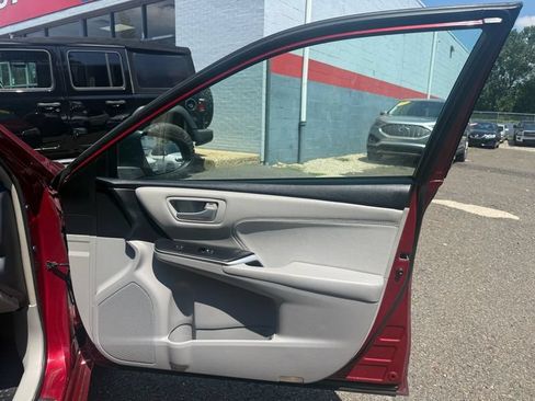 Used 2016 Toyota Camry XLE FWD image 14