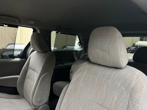 Used 2018 Toyota Sienna LE image 19