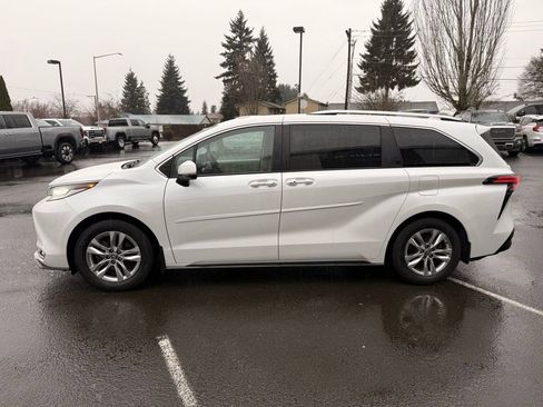 Used 2022 Toyota Sienna Limited image 7