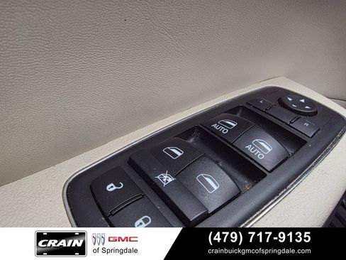 Used 2018 Chrysler 300 Limited RWD image 11