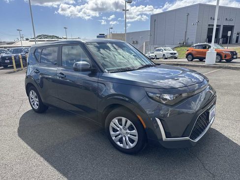 Used 2023 Kia Soul LX image 2