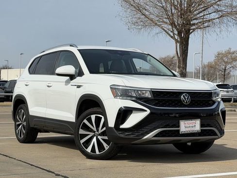 Used 2024 Volkswagen Taos SE image 2