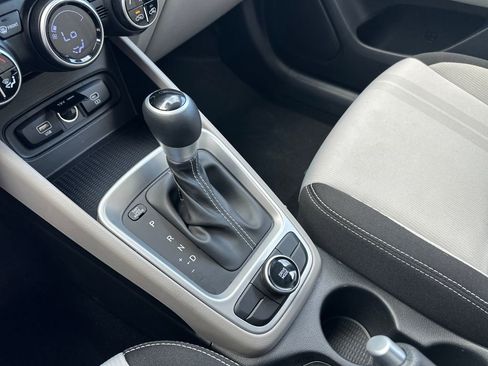 Certified 2025 Hyundai Venue SEL image 11