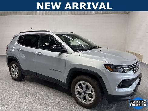 Used 2025 Jeep Compass Latitude AWD/4WD image 1
