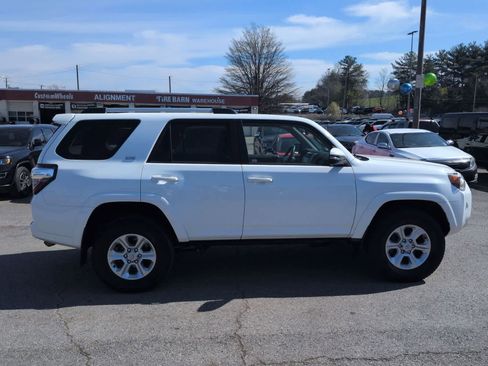 Used 2022 Toyota 4Runner SR5 Premium image 9
