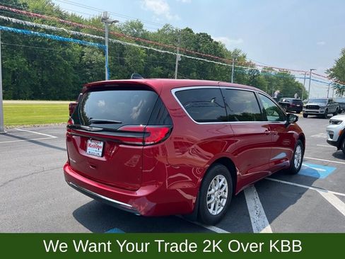 New 2025 Chrysler Pacifica Select image 4