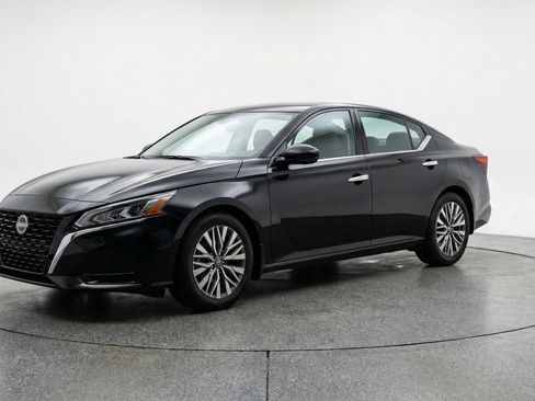 Used 2025 Nissan Altima 2.5 SV image 3