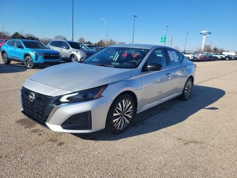 Used 2024 Nissan Altima 2.5 SV image 15