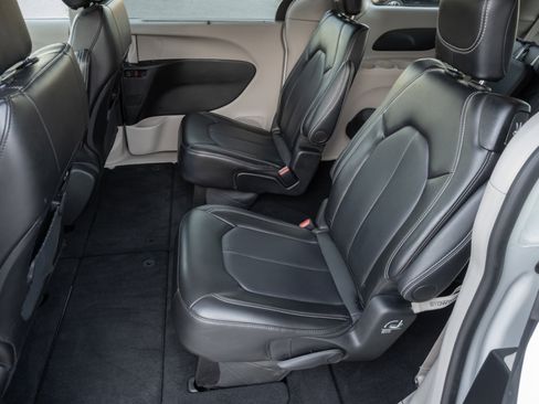 Used 2024 Chrysler Pacifica Touring-L image 17