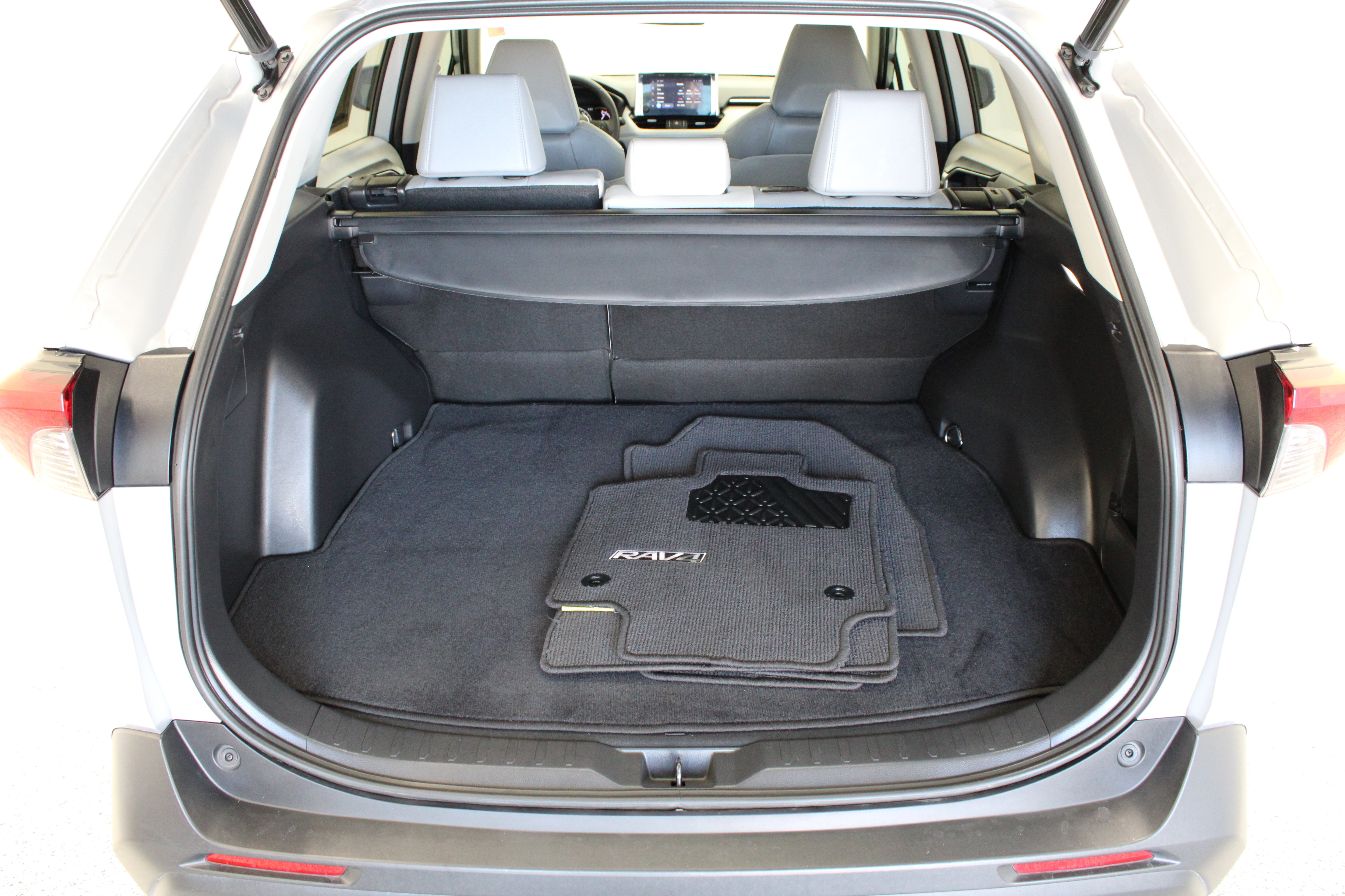 Used 2023 Toyota RAV4 XLE Premium FWD image 32