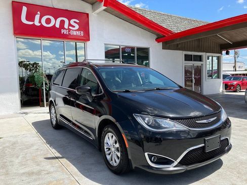 Used 2019 Chrysler Pacifica Touring-L FWD image 9