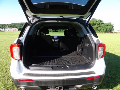 Used 2023 Ford Explorer XLT w/ Equipment Group 202A AWD/4WD image 8