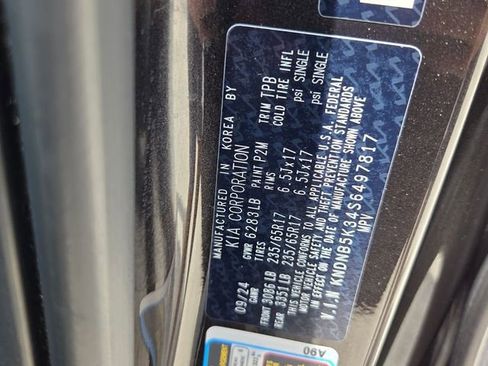 Used 2025 Kia Carnival FWD image 19