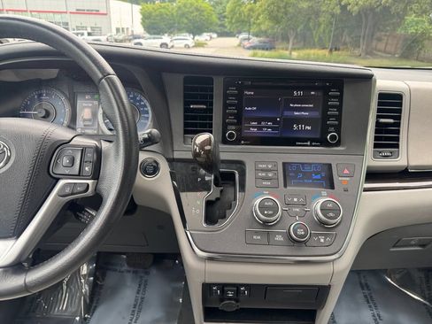 Used 2019 Toyota Sienna XLE FWD image 11