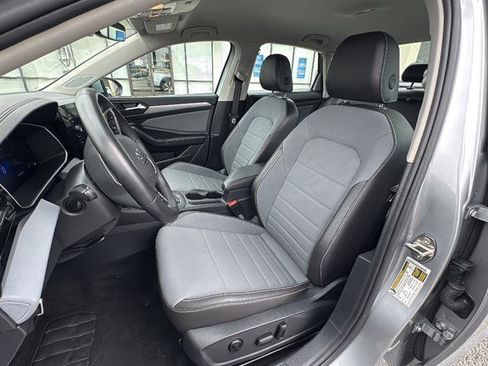 Certified 2025 Volkswagen Jetta SE FWD image 13