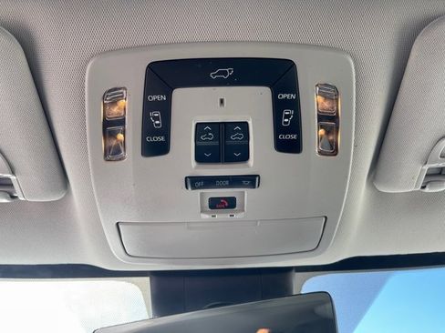 Used 2022 Toyota Sienna Limited image 31