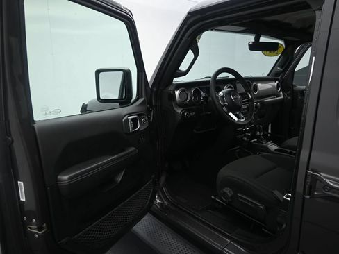 Used 2020 Jeep Wrangler Unlimited Sahara w/ Dual Top Group AWD/4WD image 12