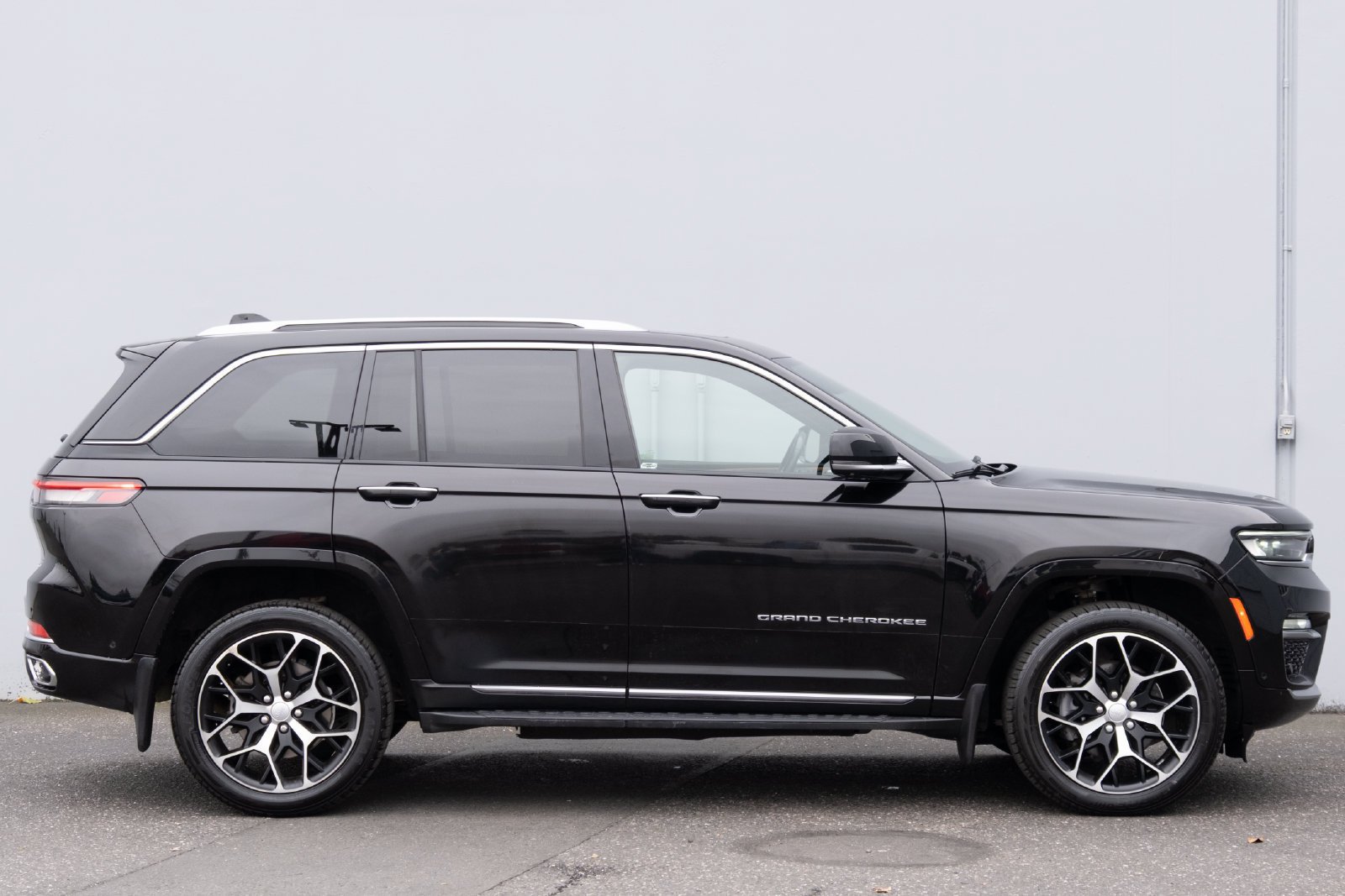Used 2022 Jeep Grand Cherokee Summit AWD/4WD image 32