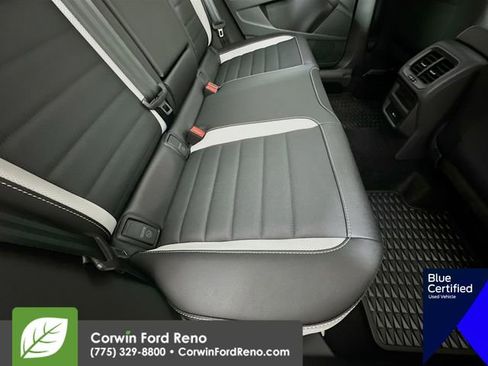 Used 2025 Volkswagen Taos SEL AWD/4WD image 30